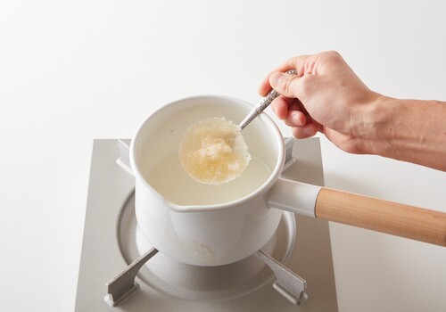 粉ゼラチンに水大さじ２（分量外）を加えて、ふやかす。
