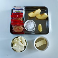 クリームチーズは常温に戻しておき、バターはレンジで温めて溶かしバターにする。