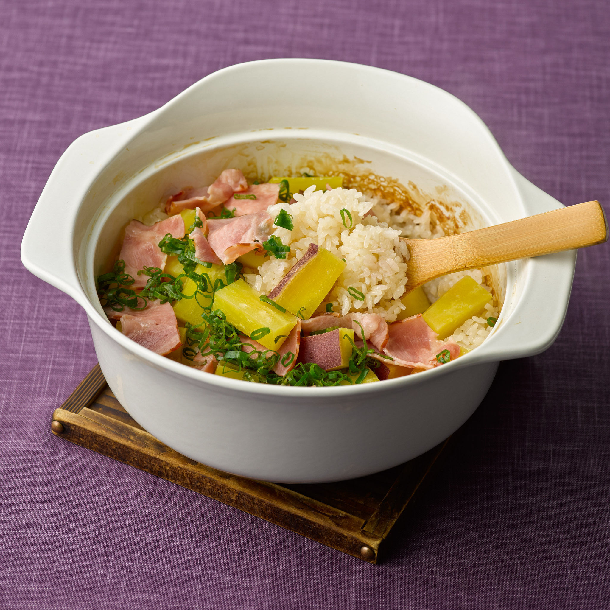 炊飯が終了したら、小口に切ったわけぎと、粗挽きこしょうを振り、全体をサックリと混ぜ、器に盛る。