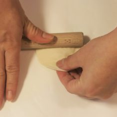 生地の手前から真ん中に向かって麺棒を転がしながら生地を伸ばす。