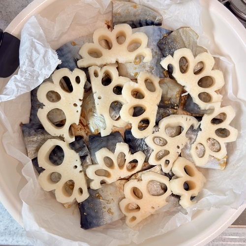 フライパンにオーブンシートを敷き中弱火～中火で熱し、焼きサポートの設定をする。タイマーは8分に設定する。（両面合計の焼き時間）