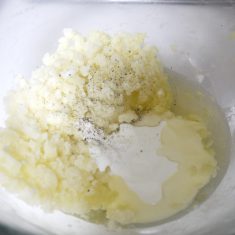 ②の生地を３mmほどに伸ばし（あまり薄すぎない方がおすすめです）、カップや型抜きで丸型にし、じゃがいもを包む。