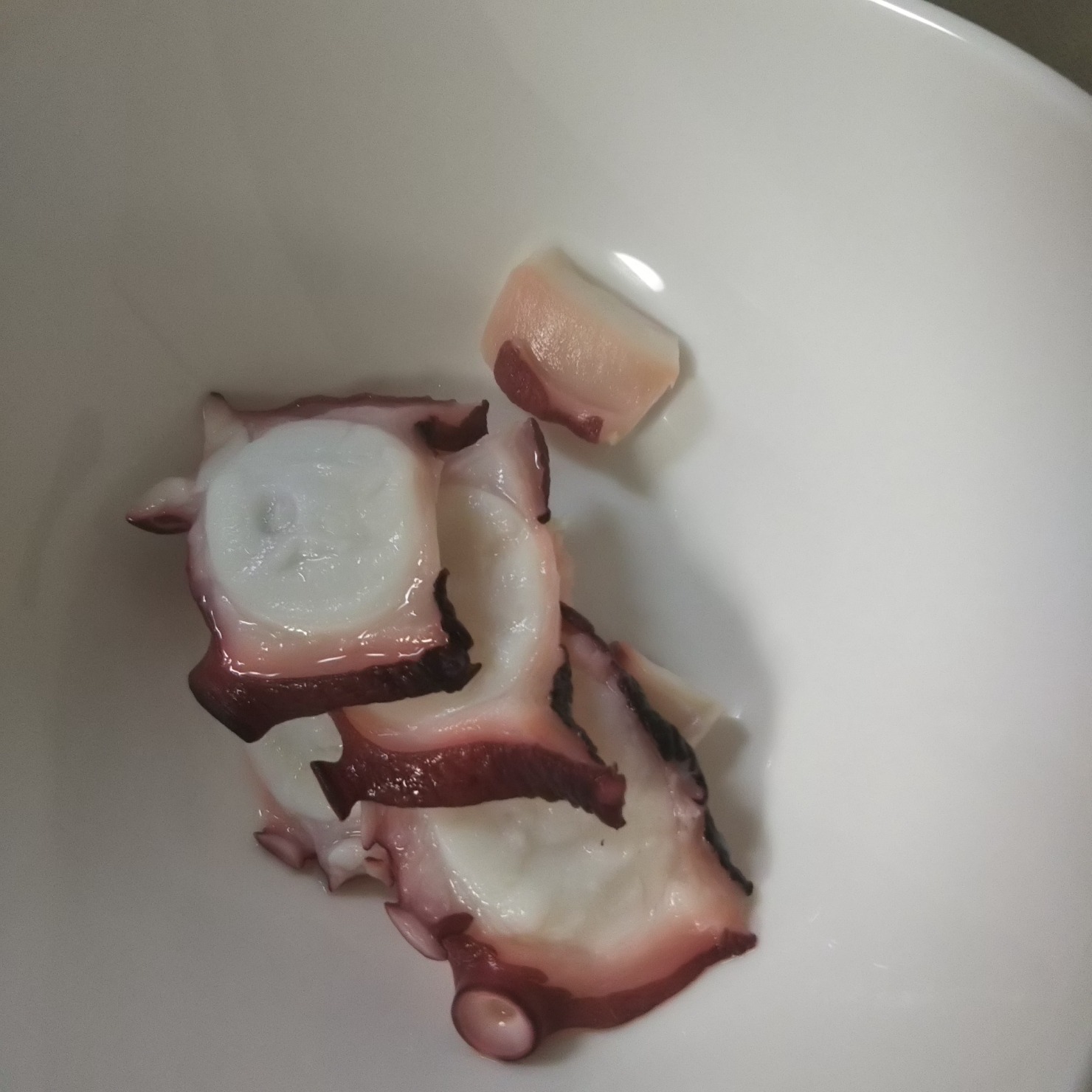 たこを一口ぐらいで切る。