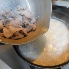 椀に盛り、ねぎを添えれば出来上がり。　