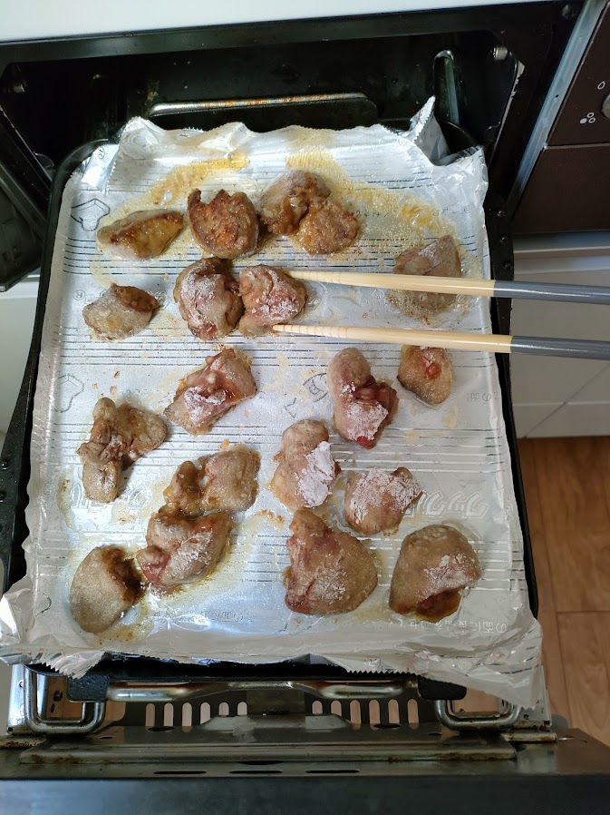 ひっくり返してさらに［焼く・強］で2分焼く。（しっかり焼き目がつくと臭みを感じにくくなります）