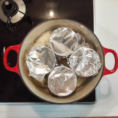 茶碗蒸しの容器に等分に入れ、アルミホイルをかけて蓋をする。