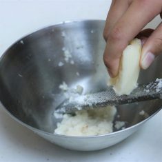 れんこんは皮をむいたら酢水にしばらくつけておき、水気を切ってからすりおろし、鍋に入れた出汁に加える。しょうがはすりおろしておく。