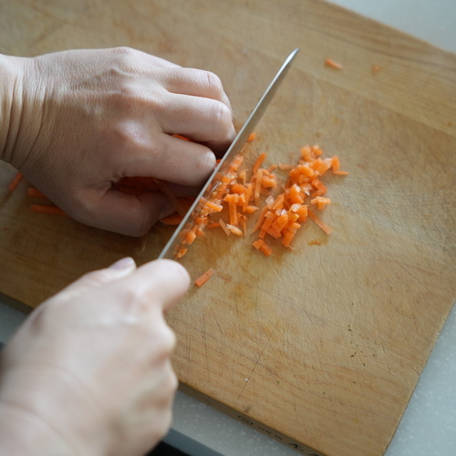 にんじんはみじん切りに、万能ねぎは5㎜幅に切る。にんにくはすりおろす。むきえびは包丁で細かく叩く。