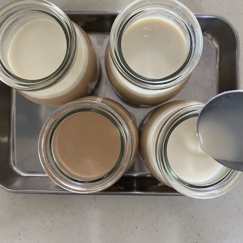 仕上げ用の生クリームを注いで完成。