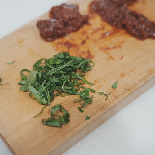 ささみを手でほぐす。
大葉は千切りにし、梅干しは包丁でたたく。
茶碗にご飯をよそい、ささみを乗せたら合わせておいただし汁をかける。
大葉と梅を飾る。