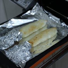 ちぎってきりたんぽ鍋に入れても、そのまま甘味噌を塗って食べてもおいしいです。