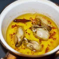 にんにくが浮き、香りが十分移ったら、牡蠣と塩を加え弱火で3分ほど煮込む。煮込んだら、ドライパセリを散らして完成！