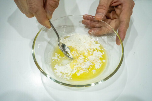 バターを耐熱容器にいれ、電子レンジで10秒程度加熱して溶かし、
グラニュー糖大さじ1/2、薄力粉をいれ混ぜる。