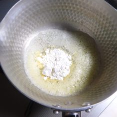 牛乳は、人肌程度に温めておく。