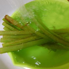 茹で上がったら、冷水にとる。