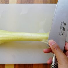 セロリは筋を取って斜め薄切り、玉ねぎは縦の薄切り、人参は千切りにする。