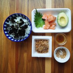 納豆は付属のタレをまぜ、サーモン・アボカド・納豆をふんわり合わせる。