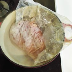 玉ねぎをみじん切りにして、調味料と合わせ、玉ねぎに調味料が染みて茶色くなるまで冷蔵庫に入れておく。
