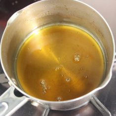 全体が茶色くなったらお湯を加え、鍋を回して全体をなじませる。