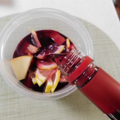 ②にホワイトペーパー、はちみつ、ブランデーをいれて、蓋をして、よくふる。