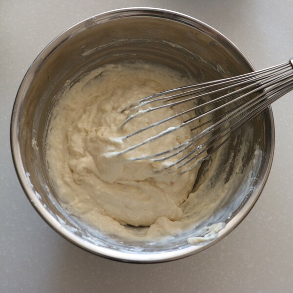 Bのヨーグルトと牛乳を滑らかになるまで泡だて器で混ぜ、1に加えて粉っぽさがなくなるまで混ぜる。