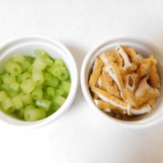 ふきの周りの薄皮をひき、小口切りにする。