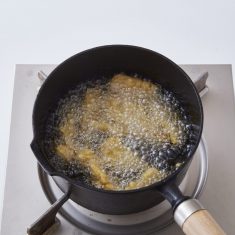 器に盛り、粉チーズ、黒こしょう、パセリをふる。
