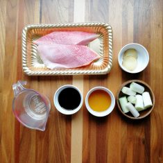 生姜は皮つきのままスライスする。長ネギは３ｃｍくらいのぶつ切りにする。