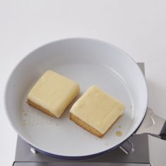フライパンに厚揚げをのせ、弱めの中火にかけ、両面をカリッと焼いたら、弱火にする。
厚揚げにチーズを２枚重ねてのせ、蓋をして溶けたら、器に盛る。