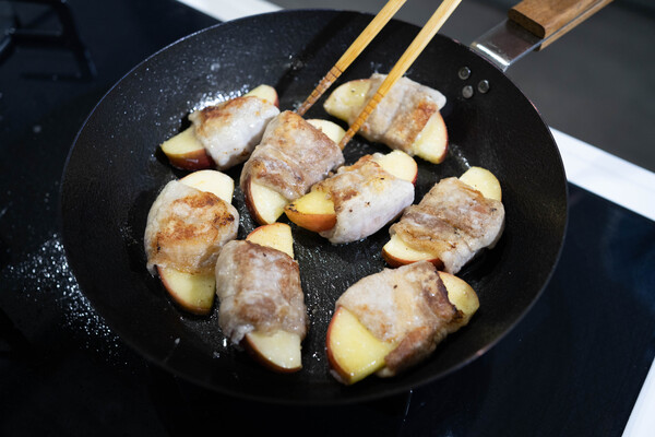 同じフライパンにサラダ油小さじ１、マッシュルーム、塩少々をいれ、中火で焼き色がつくまで炒めたら、りんごの肉巻きを戻す。