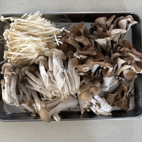 きのこは石づきを取り、食べやすい大きさに切る。