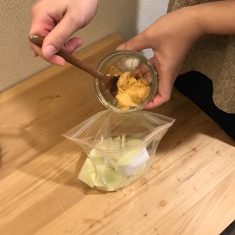 袋に味噌、砂糖、生姜、大根を入れてよく揉む