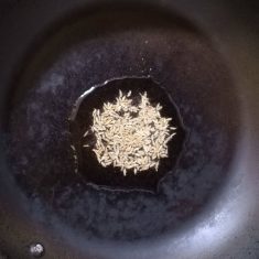 お米と豆が炊き上がる数分前に、※テンパリングを準備。油を温め、クミンシードを入れて、弱めの火で焦がさないように香り付けする。