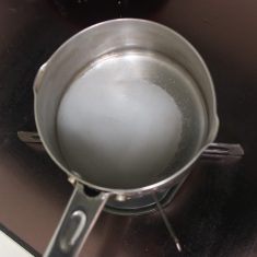 牛乳は耐熱容器に入れ40℃程度にレンジで温め、砂糖を混ぜて溶かす。