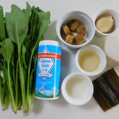 ほうれん草は、茹で、大根は千切りにする。