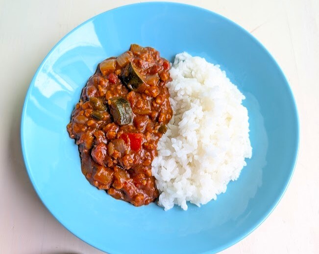トマトの酸味でさっぱり美味しい　無水夏野菜大豆ミートカレー