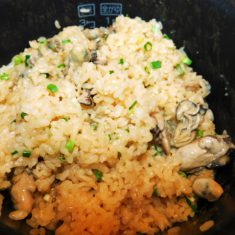 炊きあがったら、浅葱、牡蠣を加え、もみのりを散らして出来上がり。