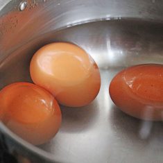ゆで卵を作る。
