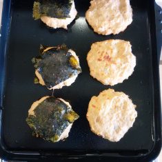 ⑤を6等分にして丸め③の焼き海苔をのせてプレートパンへのせる