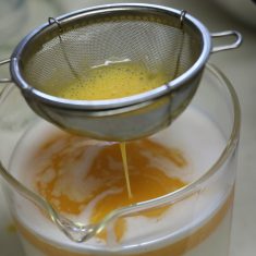 卵は白身を切るように混ぜ、茶こしで濾しで1に混ぜる。	