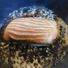 ④に③の鴨を入れ、弱火で5分ほどにて、冷めるまでそのままにしておく。（鴨の大きさにより、煮る時間がかわります。）