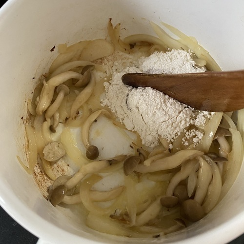 厚手の鍋にオリーブオイルを熱し、玉ねぎとしめじを炒める。玉ねぎがしんなりとしたらバターと小麦粉を加え粉っぽさがなくなるまで炒める。