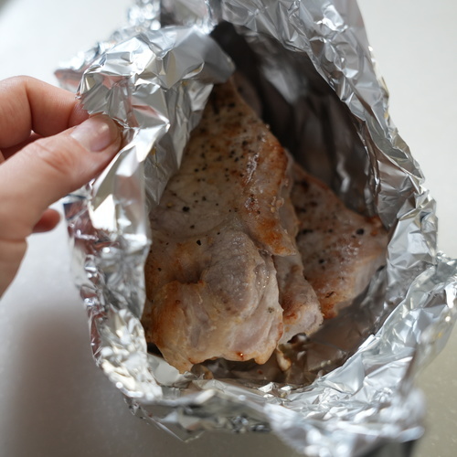 肉を取り出したらアルミはくに包んで休ませる。