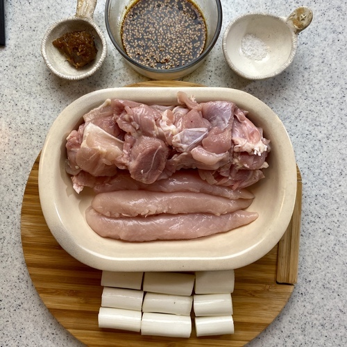 ＝下ごしらえ＝
鶏もも肉は串にさしやすい大きさに切る。（24個に切る。半分は醬油ダレ、半分はネギ間用）
ネギを幅3㎝程に切る。（2個×4串=8個に切る）
=醤油ダレ=を合わせておく
梅は叩いてから=味噌ダレ=の材料すべて合わせておく。
ささみは筋を取っておく。
