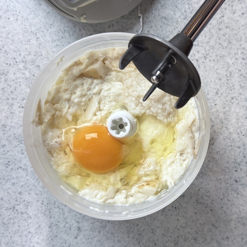 フードプロセッサーに豆腐と山芋、卵、塩麴を入れ滑らかにする。