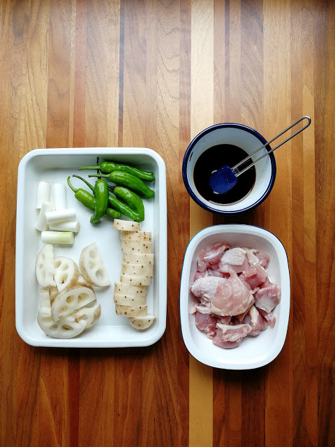 鶏もも肉は一口大、長ネギは3㎝くらい、レンコンと長芋は１㎝幅に切る。