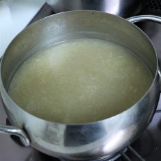 塩で味を調整し、時々混ぜながらとろみがついたら火を止め、お椀にれんこん汁を入れておく