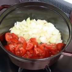 ④の鍋に取り出しておいた他の野菜を戻し入れ、蓋をして弱火で10分煮る。