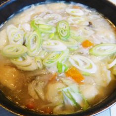 すいとんが上に浮いてきたら、みそ、ネギをいれて、少し煮込めばできあがり。