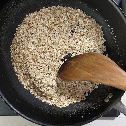 フライパンにオートミールを入れ、たまに混ぜながらから煎りする。薄く焼き色が付き香ばしい香りがしたら火から下ろす。
